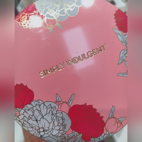 SIMPLY INDULGENT 1 Candle With Essential Oils - Picture 4 of 11